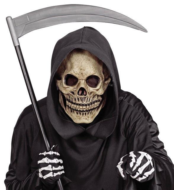 Schedel masker latex gedragen met zwarte kapmantel, skelethandschoenen en zeis op een horrorfeest