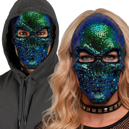 Schedel masker pailletten gedragen door man met capuchon en vrouw met blond haar