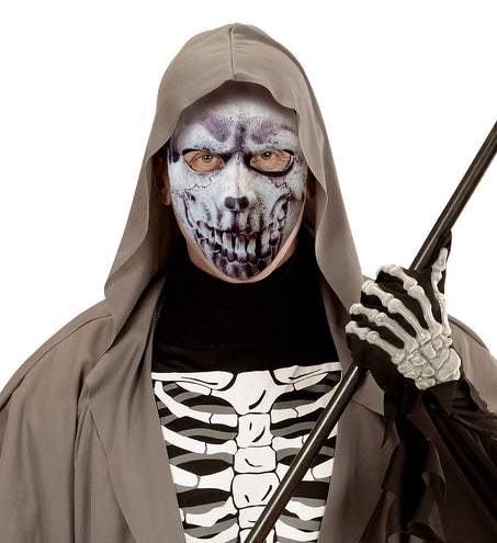 Schedel masker van stof gedragen door man onder grijze capuchon bij een skeletkostuum