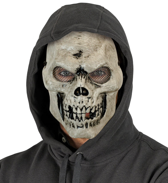 Schedelmasker Emma gedragen onder een zwarte capuchon voor een Halloween-look