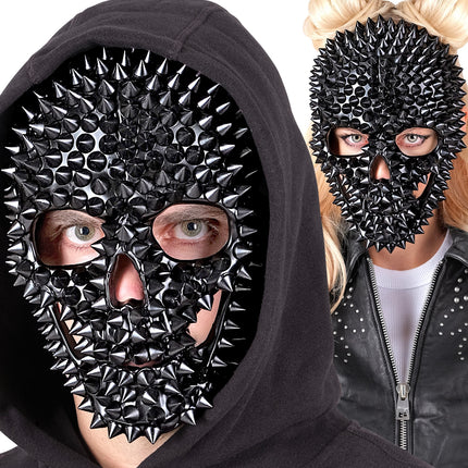 Schedelmasker met nagels gedragen onder een zwarte capuchon voor Halloween