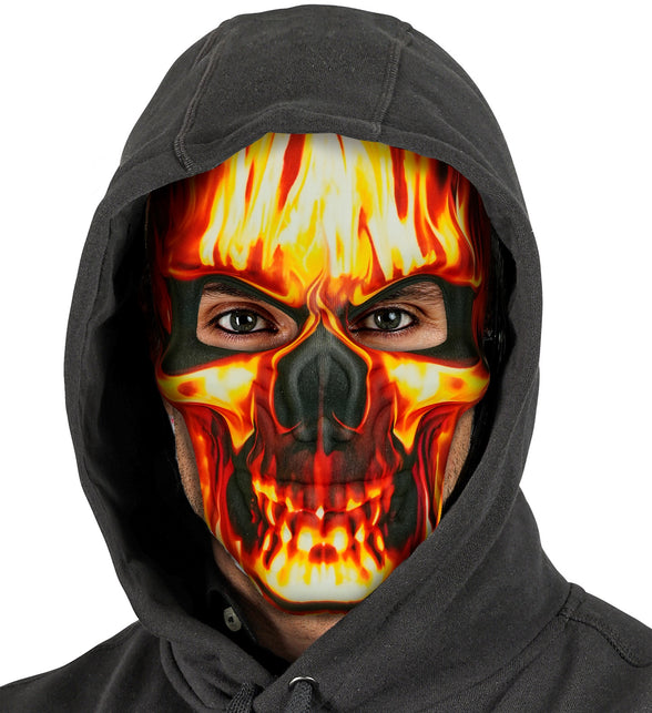 Schedelmasker met vlammen onder zwarte capuchon, ogen vrij door ruime uitsparingen