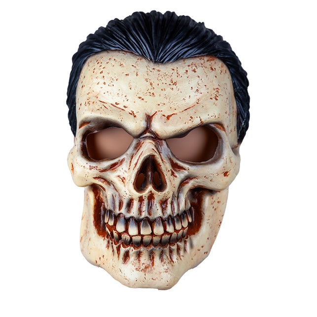 Schedelmasker met zwart haar, close-up van de roodbruine spatten op het beenwitte gezicht
