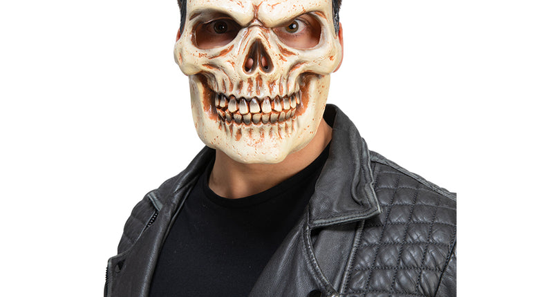 Schedelmasker met zwart haar op model, beenwitte schedel met roodbruine spatten voor Halloween