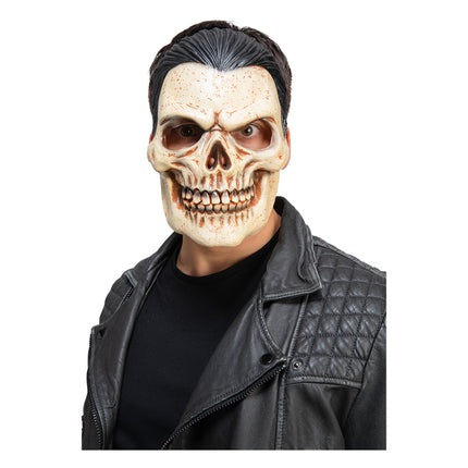 Schedelmasker met zwart haar op model, beenwitte schedel met roodbruine spatten voor Halloween
