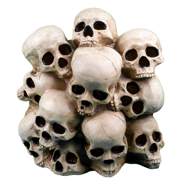 Schedeltoren met rookslang, gestapelde botkleurige schedels met open oogkassen als halloweendecoratie