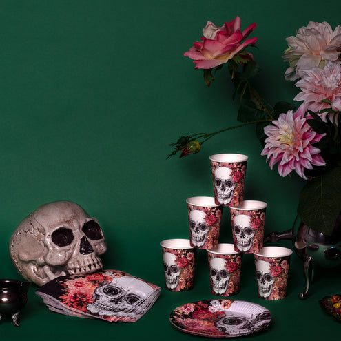 Servetten Day of the Dead op de gedekte halloweentafel bij bekers en bordje met schedelprint