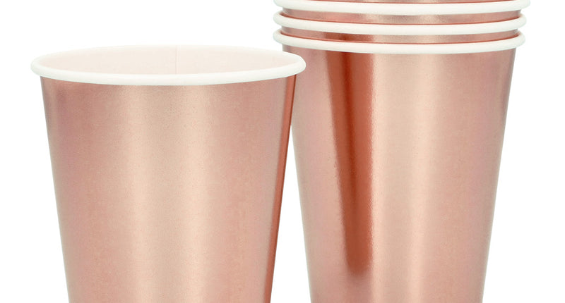 Set 6 papieren bekertjes roségoud, één losse beker naast vijf gestapelde, metallic met witte rand