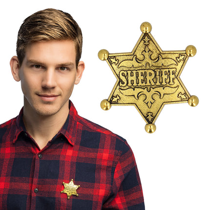 Sheriff badge goudkleurig van metaal op de borst van een geruit overhemd, naast een close-up van de ster