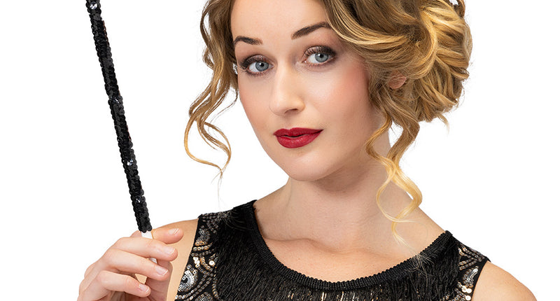 Sigarettenhouder deluxe met zwarte pailletten tussen de vingers van een dame met een jaren 20-look