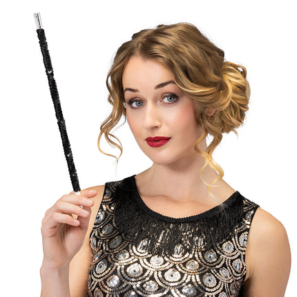 Sigarettenhouder deluxe met zwarte pailletten tussen de vingers van een dame met een jaren 20-look