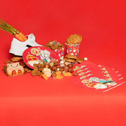 Sinterklaasbordje op een gedekte tafel met pepernoten en strooigoed voor pakjesavond
