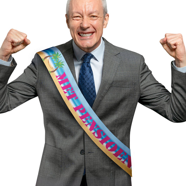 Sjerp 'Met pensioen' lichtblauw met palmbomen en roze letters, schuin over een grijs pak voor een pensioenfeest