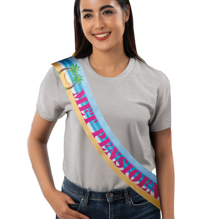 Sjerp 'Met pensioen' over een grijs T-shirt, met zandkleurige rand en een hangmat tussen twee palmbomen