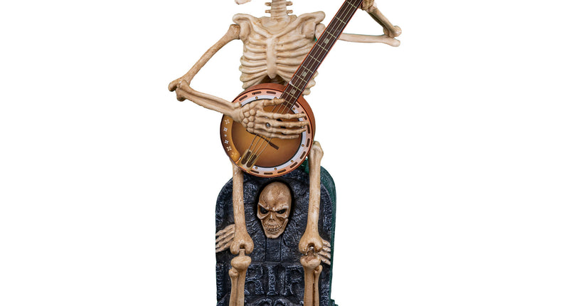 Skelet met gitaar van 90 cm, zittend op een grijze grafsteen met RIP-opschrift, halloweendecoratie