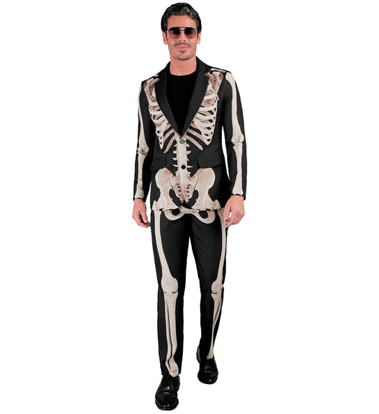 Skelet kostuum heren: zwarte jas en broek met botopdruk, gedragen op een Halloweenfeest