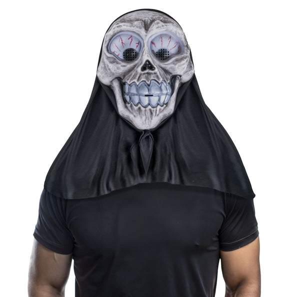 Skelet masker met kap gedragen door man, grijswit doodshoofd met bolle ogen en zwarte kap over de schouders