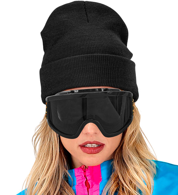 Ski-bril 80's Jesse over de ogen gedragen onder een zwarte muts, donker vizier