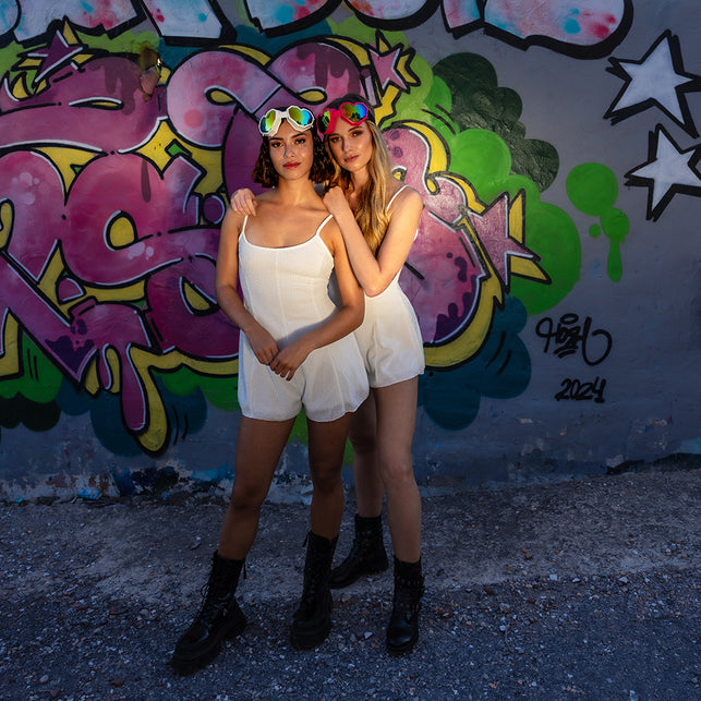 Ski bril Festilove wit hartjes gedragen bij een witte outfit op een festival- of feestlook