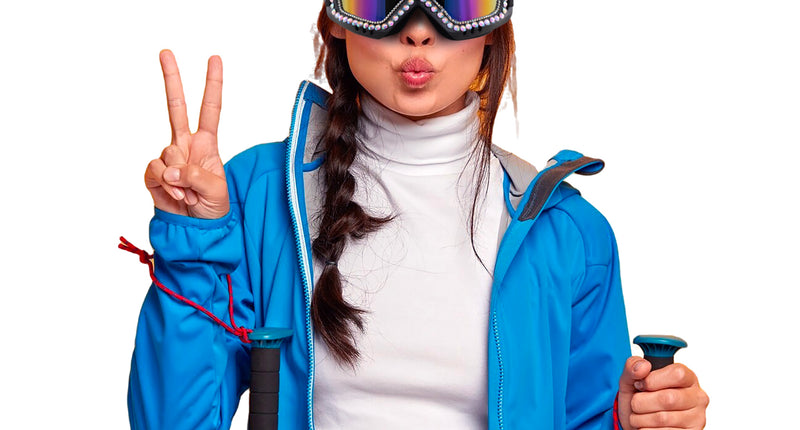 Ski bril met strass steentjes gedragen over een blauwe muts, met regenboogspiegelglazen, voor après-ski