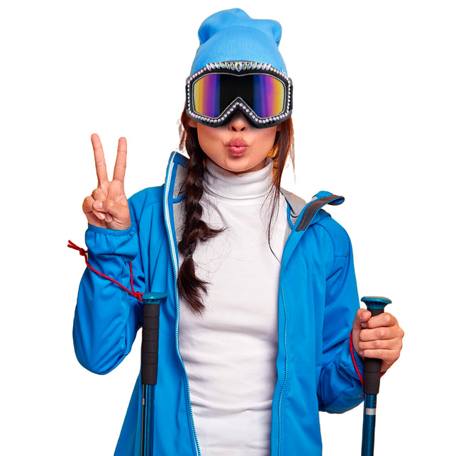 Ski bril met strass steentjes gedragen over een blauwe muts, met regenboogspiegelglazen, voor après-ski