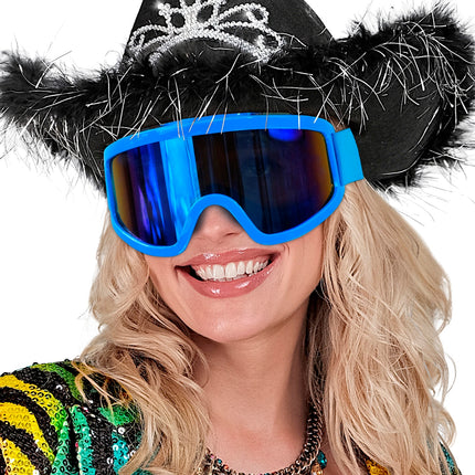 Skibril blauw met breed spiegelglas gedragen bij een foute party-outfit