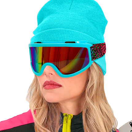 Skibril met roodpaars spiegelende lens en luipaardprint band, zijaanzicht op model