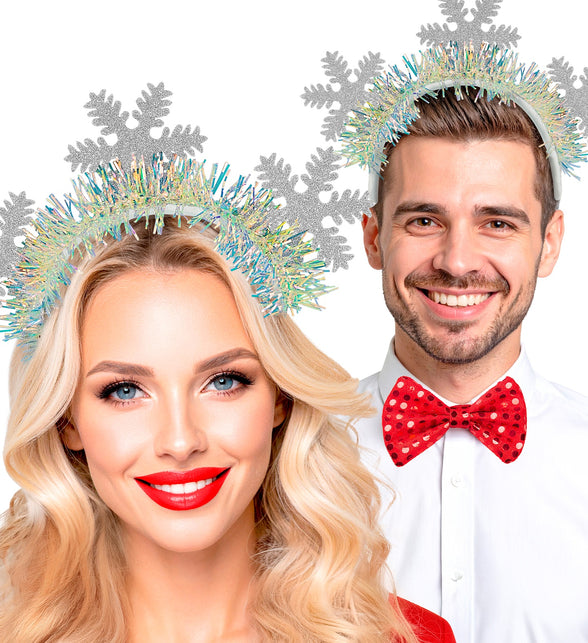 Sneeuwvlokken hoofdband gedragen door een vrouw en een man op een kerstborrel