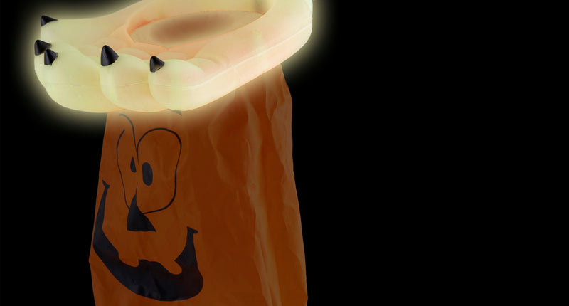 Snoepzak Halloween met glow in the dark klauwhand die oplicht in het donker