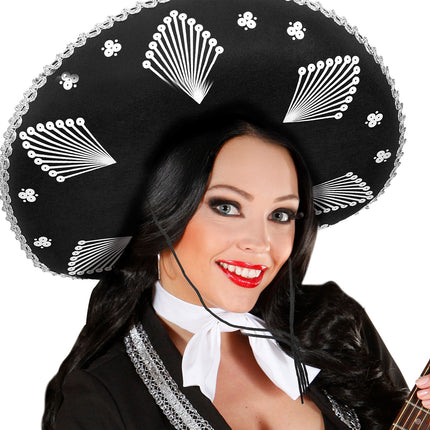 Sombrero Noah Mexico op een dame, witte waaiermotieven en stippen onder de zwarte rand