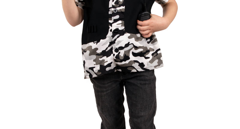 Special forces blouse kind met zwart-wit camouflageprint en zwart vest met opdruk, gedragen door een jongen