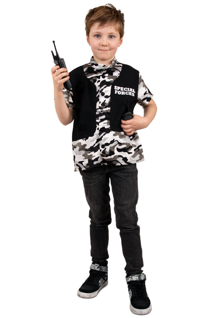 Special forces blouse kind met zwart-wit camouflageprint en zwart vest met opdruk, gedragen door een jongen