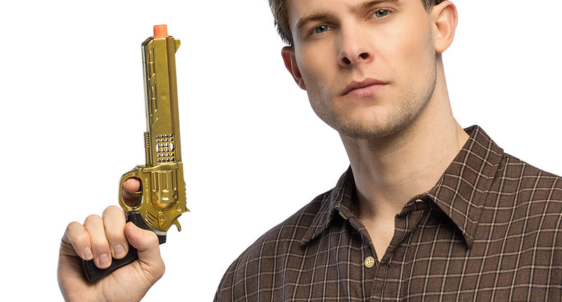 Speelgoedpistool Golden viper gouden revolver met zwarte greep omhoog gehouden door een man voor een westernfeest