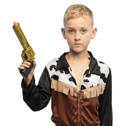 Speelgoedpistool Golden viper in de hand van een jongen als cowboy op een kinderfeestje