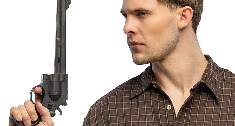 Speelgoedpistool Longshot revolver zwart rechtop in de hand gehouden bij een geruit overhemd voor een westernfeest