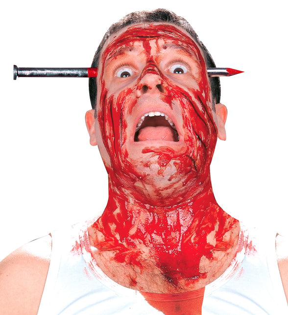 Spijker door hoofd haarband gedragen door man met bloedschmink voor Halloween
