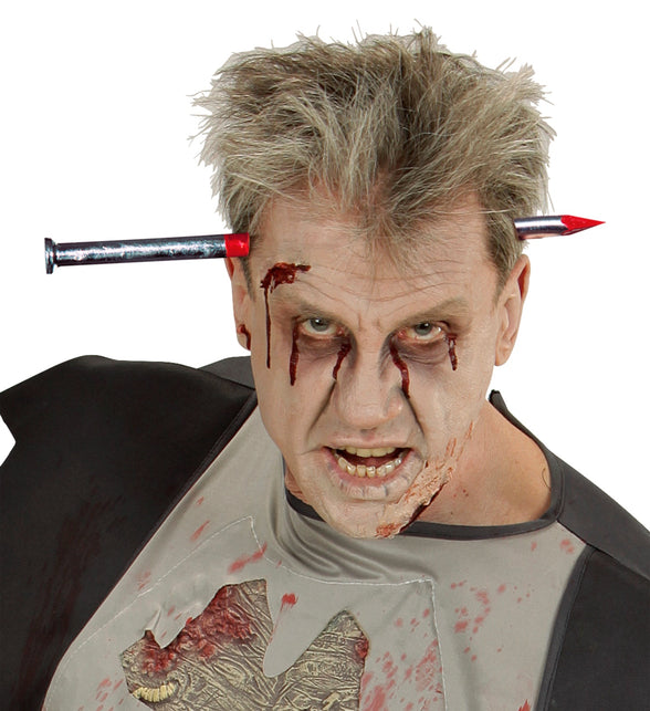 Spijker dwars door het hoofd, zichtbaar in profiel bij een zombielook