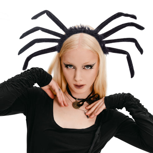 Spin diadeem gedragen door dame bij zwarte gothic outfit op een griezelfeest