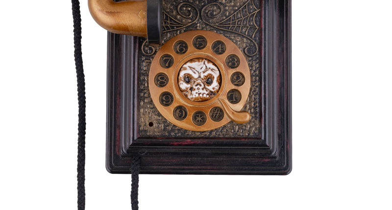 Spook telefoon animatronic, antieke wandtelefoon in goud en donkerbruin met skelethand en schedel in de kiesschijf