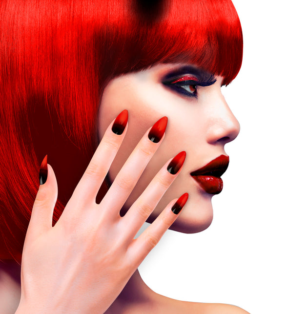 Stiletto nagels rood zwart gedragen door model met rode pruik en donkere oogmake-up