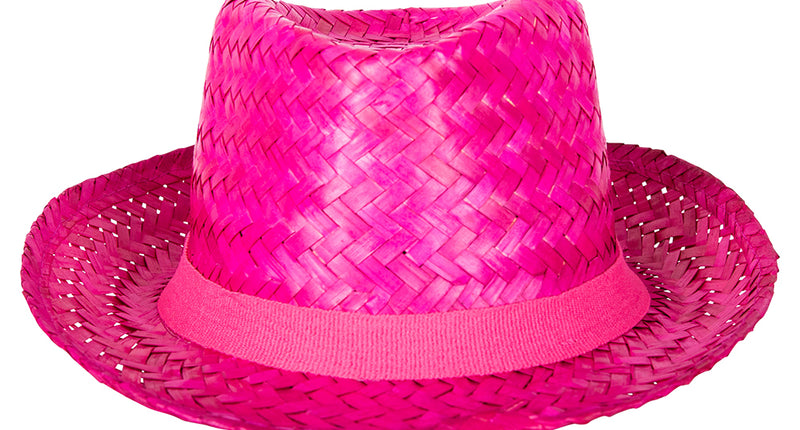 Strohoed Caribbean pink met ingedeukte bol, brede rand en roze band, vooraanzicht
