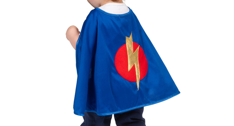 Super Hero Baby pak Thijsje achterzijde: blauwe cape met rood schild en gouden bliksem