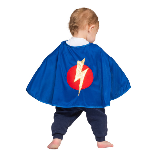 Super Hero Baby pak Thijsje gedragen door kind, wijde blauwe cape met bliksemschicht