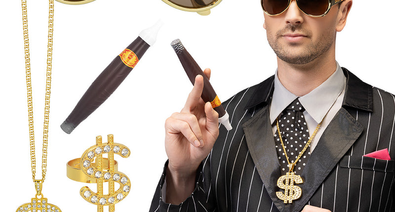 Swag set goud met dollarketting, dollarring, pilotenbril en nepsigaar, los en gedragen bij een krijtstreeppak