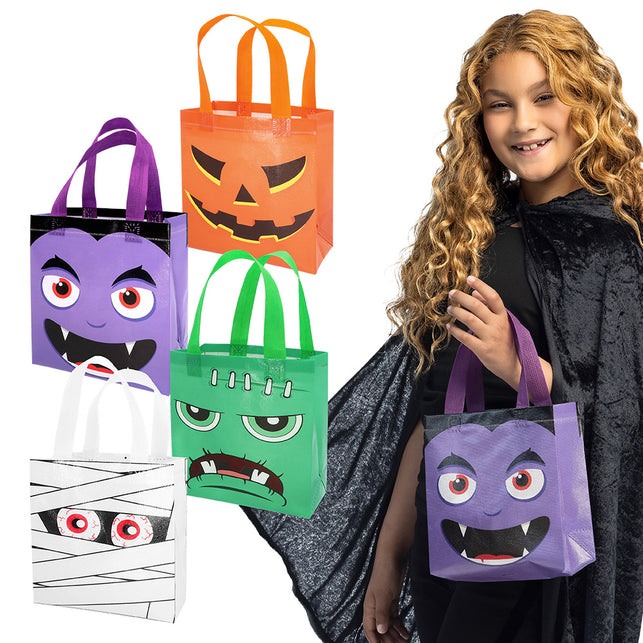 Tasje Halloween trick or treat als oranje pompoen, paarse vampier, groen monster en witte mummie, gedragen door een meisje