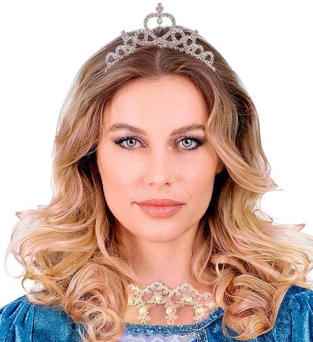 Tiara strass met hanger gedragen door een dame, zilverkleurige diadeem bij een koninginnenlook