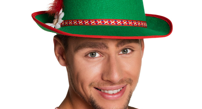 Tirol hoedje groen met rode bies en rode veer, gedragen door een man op een Oktoberfest