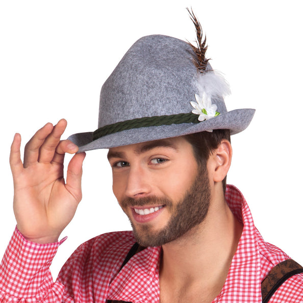 Tiroler hoed Ewald de luxe grijs met groen koord en gestreepte veer, gedragen door man op Oktoberfest