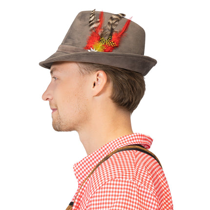 Tiroler hoed Jagdmeister van opzij gedragen, met het verenbosje op de zijkant, voor het Oktoberfest