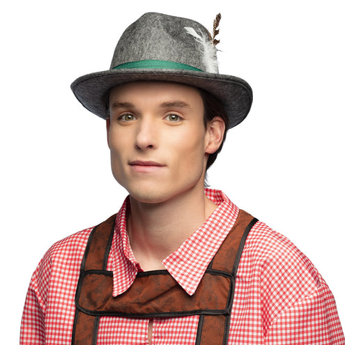 Tirolerhoed Dieter grijs met groene band en veren, gedragen door man met Beierse outfit op Oktoberfest